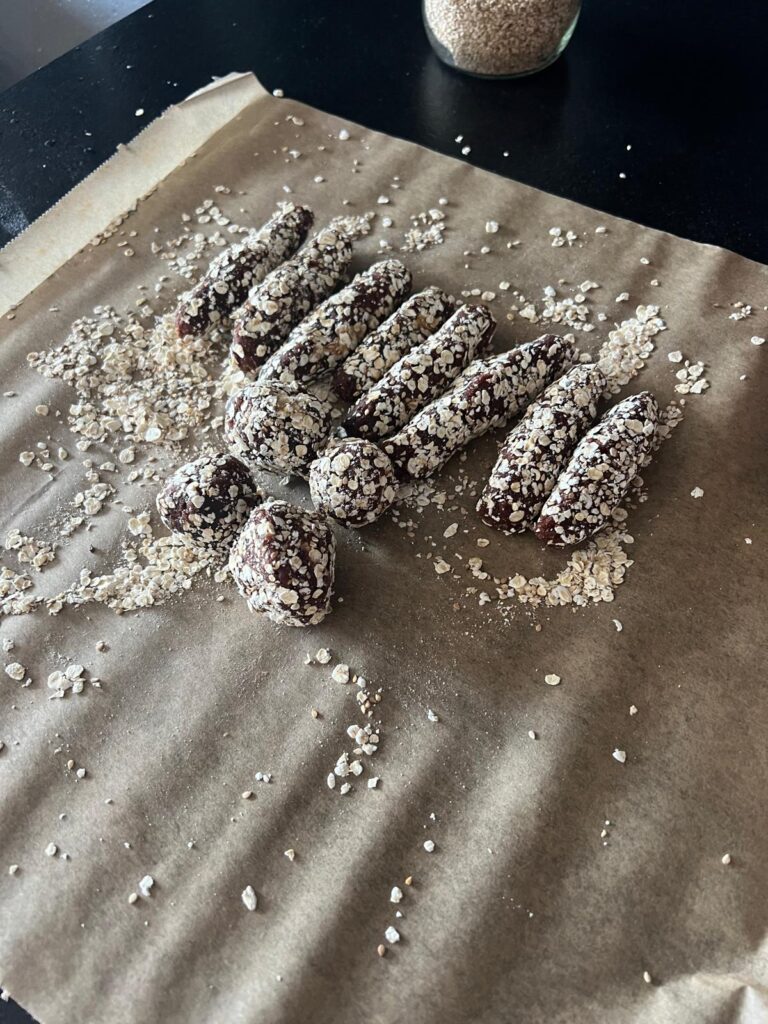 Fertige Dattelerdnuss-Riegel mit Einem Mantel aus Haferflocken