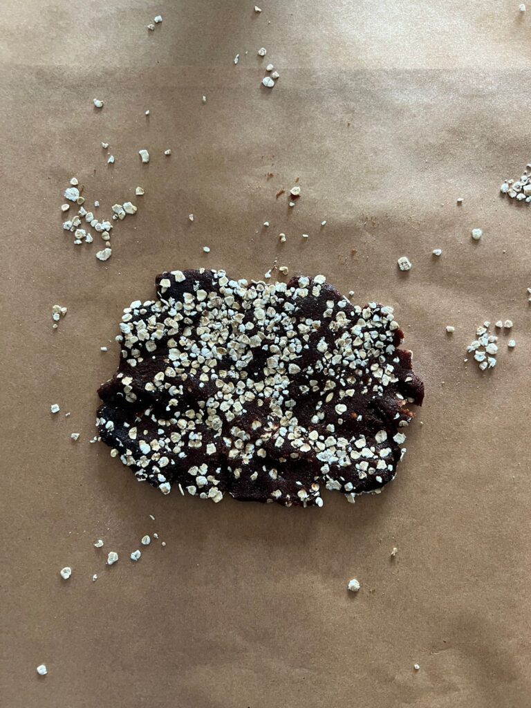 Dattel als Masse ausrollen für den Dattel-Erdnuss Riegel