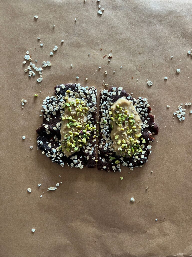 Riegelrezept für Dattel-Erdnuss-Riegel. Füllung in den Sportriegel geben.