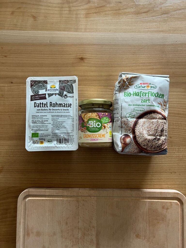 Alle Zutaten für Dattel-Erdnuss-Riegel zum selber machen.