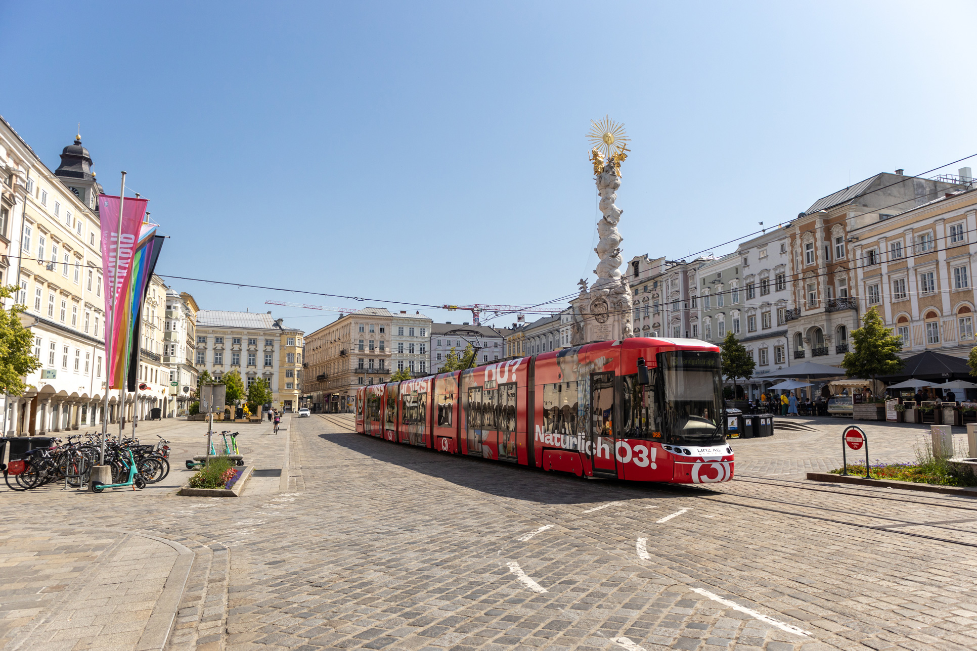 Ankunft in Linz am Donauradweg. Innenstadt mit Straßenbahn.