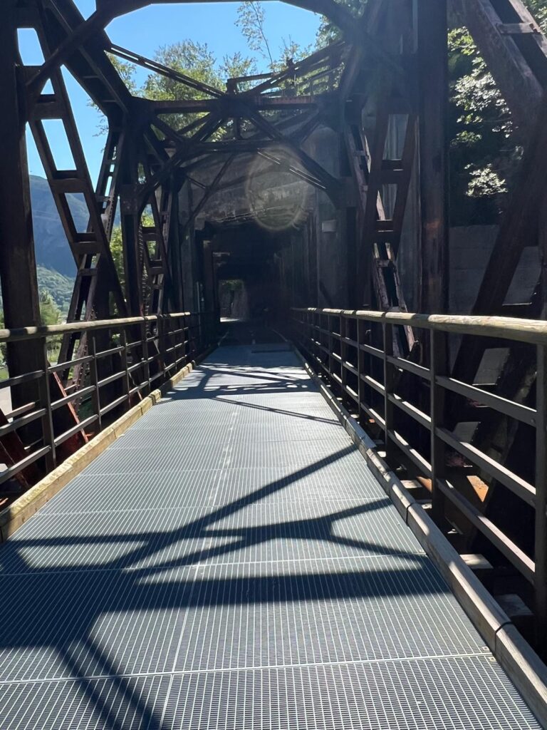Eine alte Bahnbrücke auf dem Alpe Adria Radweg.