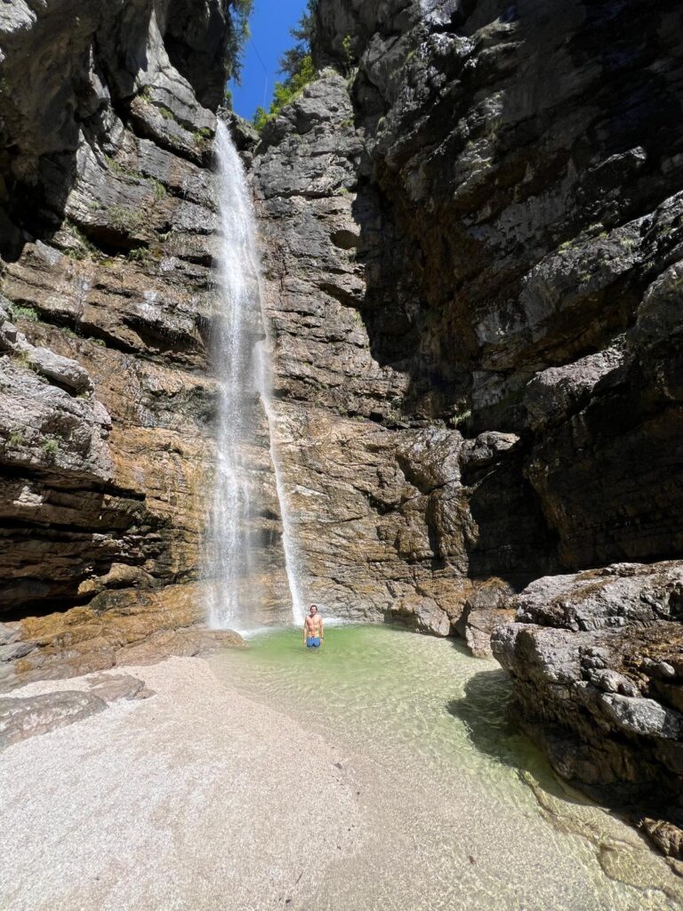 Der Cadramazzo Wasserfall neben dem Alpe Adria Radweg.
