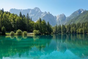 Die Laghi di Fusine – zwei wunderschöne Bergseen mit tiefem Blau in der Nähe von Tarvisio.