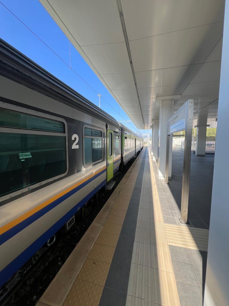 Ein Regionalzug in Italien im Bahnhof