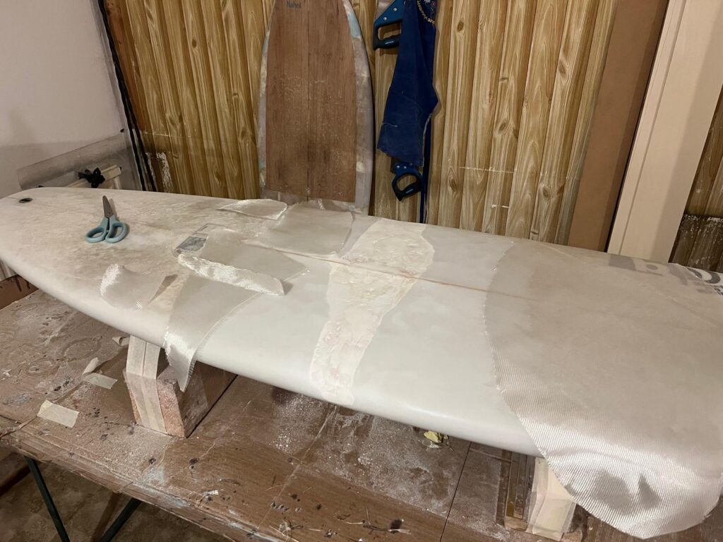 Gebrochenes Surfboard vor dem Laminieren