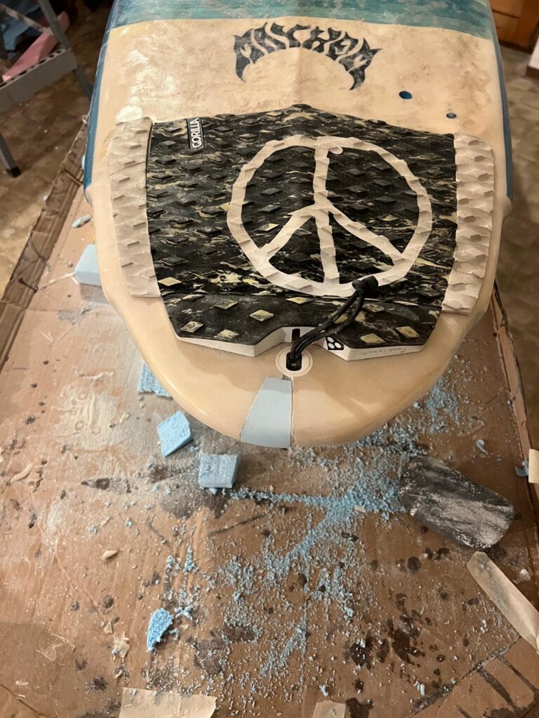 Kaputtes Surfboard Tail mit neuem Schaumstoff