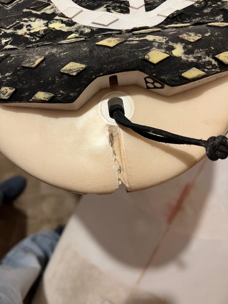 Kaputtes Surfboard Tail vor dem Reparieren von oben