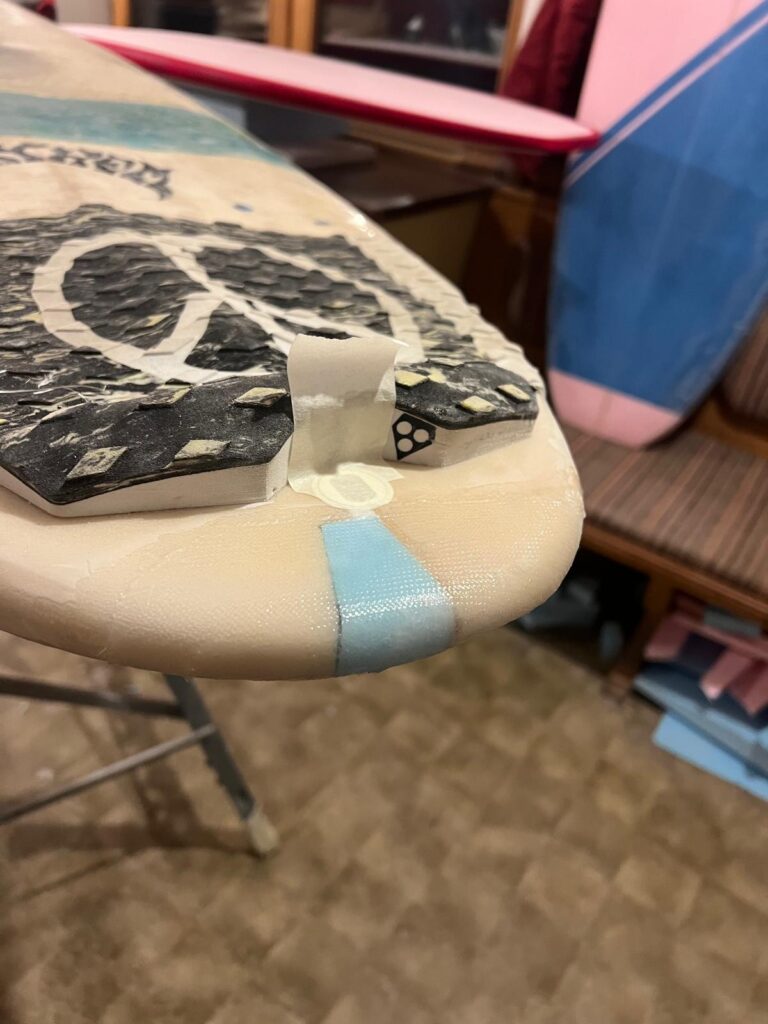 Kaputtes Surfboard Tail fertig laminiert