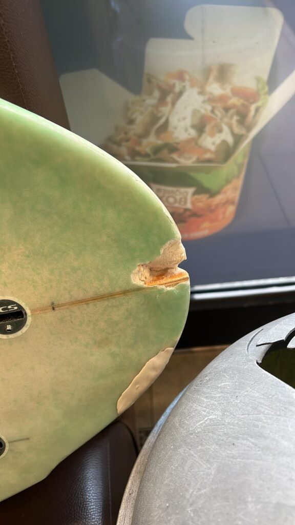 Kaputtes Surfboard Tail vor dem Reparieren.