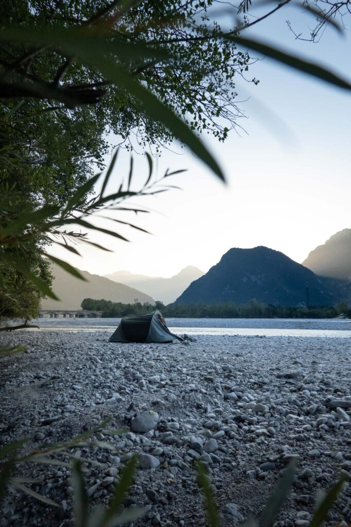 Ein Zelt am Tagliamento.