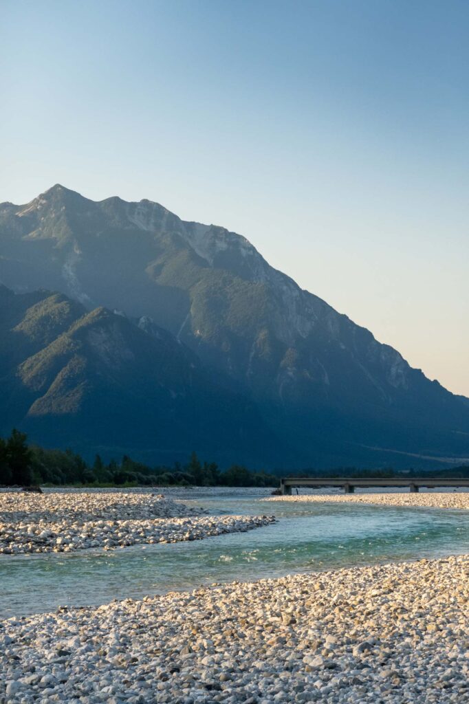 Der Tagliamento und die Felle, die bei Carnia zusammentreffen.