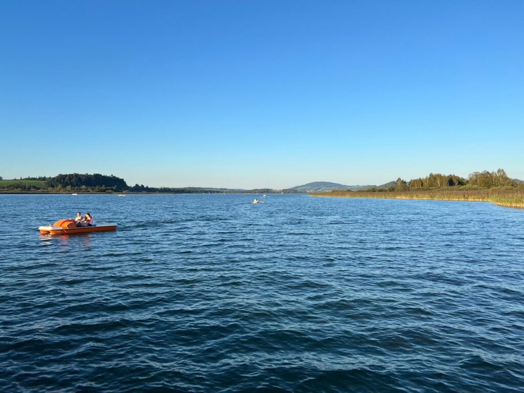 Blick auf den Wallersee von Seekirchen nach der Fahrradtour von Salzburg