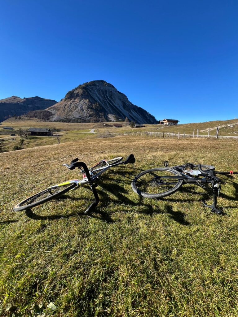 Zwei Gravelbikes auf der Genneralm in Salzburg