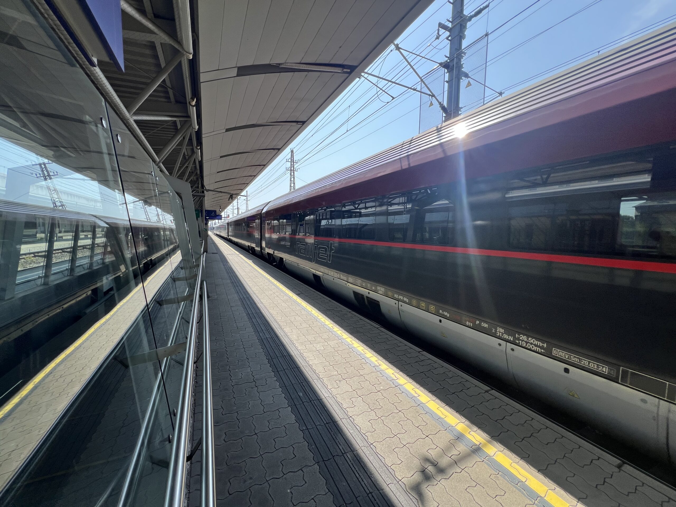 Donauradweg mit dem Zug. Abreise mit dem Railjet der Öbb.