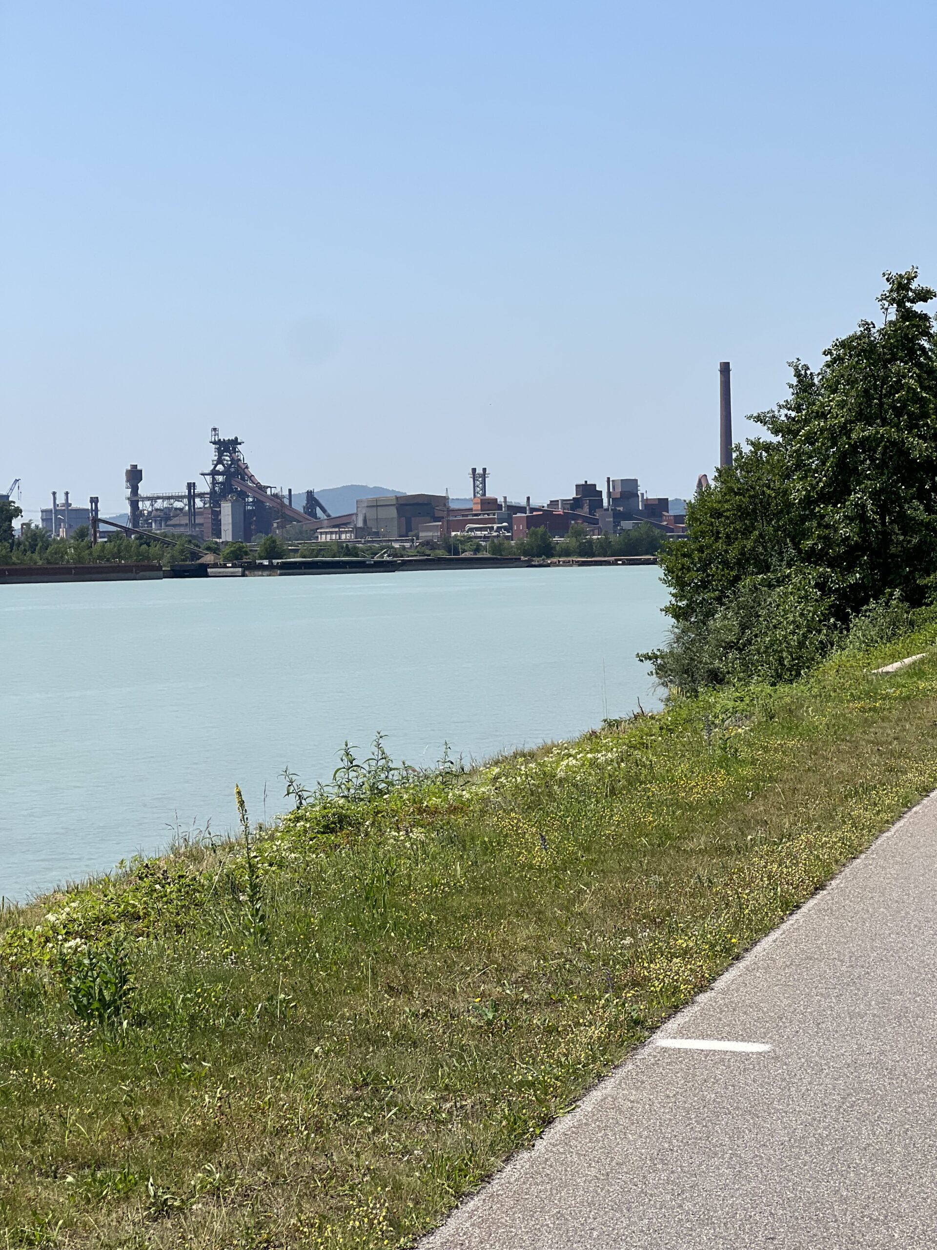 Donau mit Stahlindustrie bei Linz