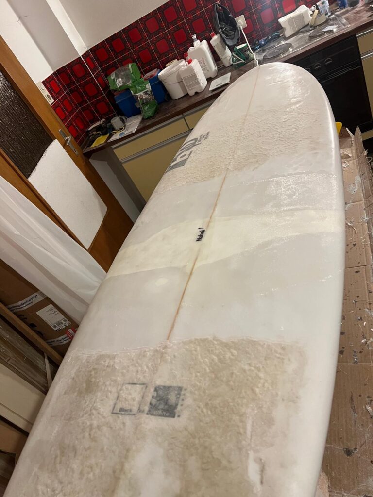 Gebrochenes Surfboard fertig repariert