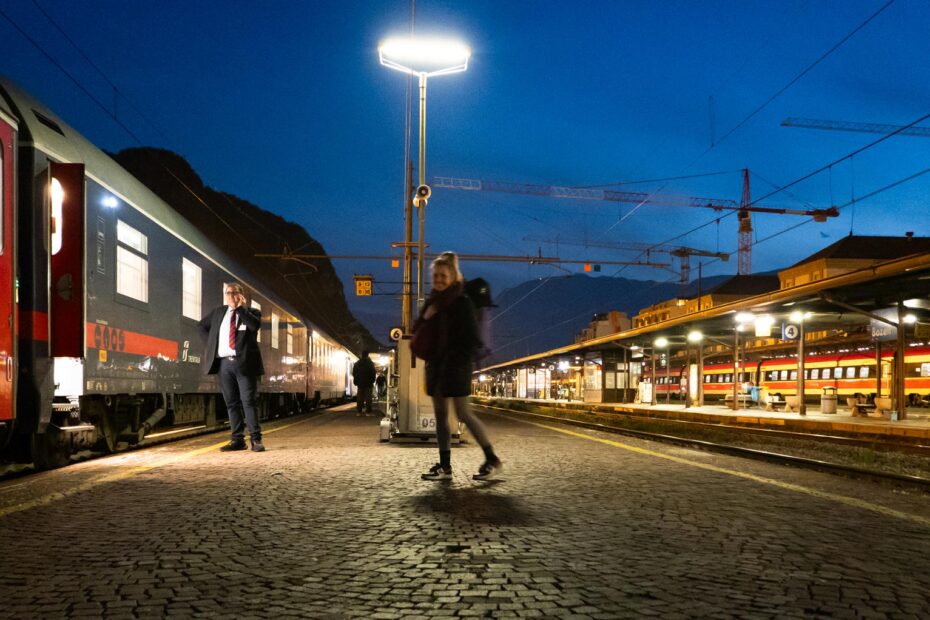 Ein Nachtzug in einem Italienischen Bahnhof am Abend.