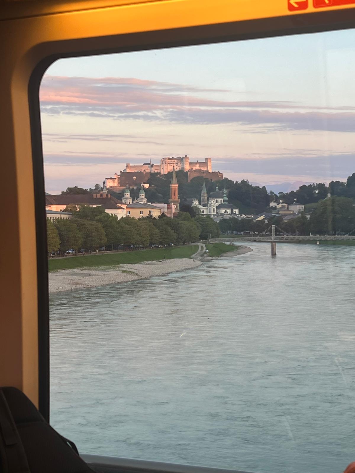 Salzburg aus dem Zug mit Blick auf die Festung und der Salzach kurz vor dem Grenzbahnhof mit dem Deutschland-Ticket.
