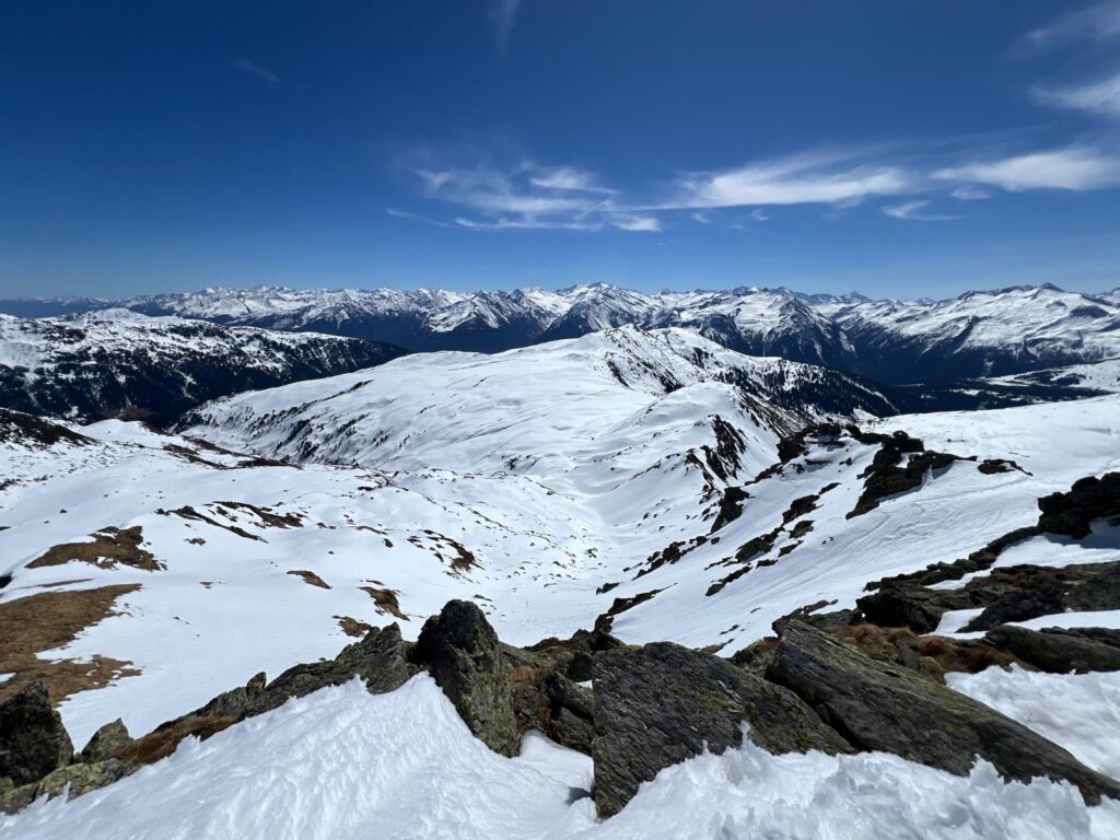 Aussicht vom Kröndlhorn im Winter bei einer Skitour aus der Windau.