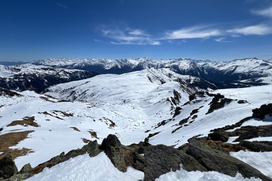Aussicht vom Kröndlhorn im Winter bei einer Skitour aus der Windau.