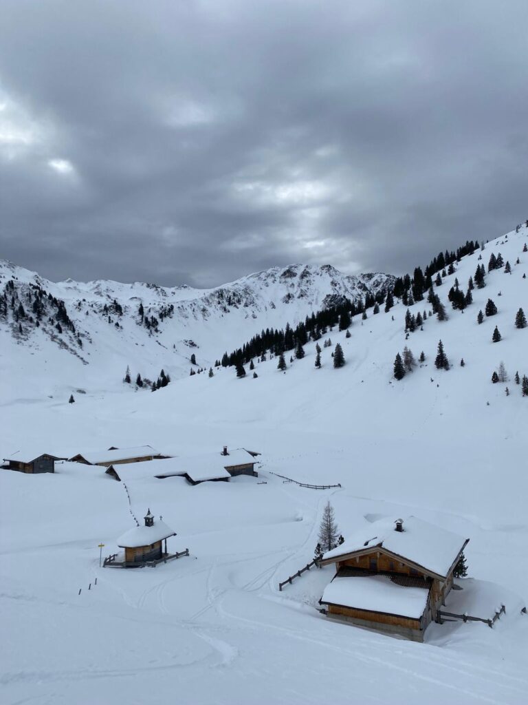 Skitour bei der Sintersbach Grundalm in den Kitzbüheler Alpen.