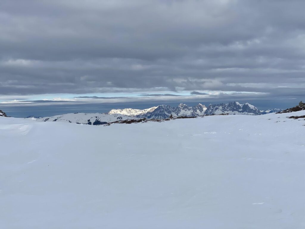 Skitour in den Kitzbüheler Alpen mit Blick auf Loferer Steinberge.