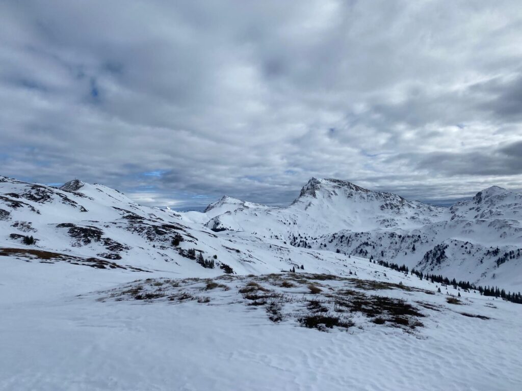 Skitour im Winter mit Blick auf den Gaisstein.