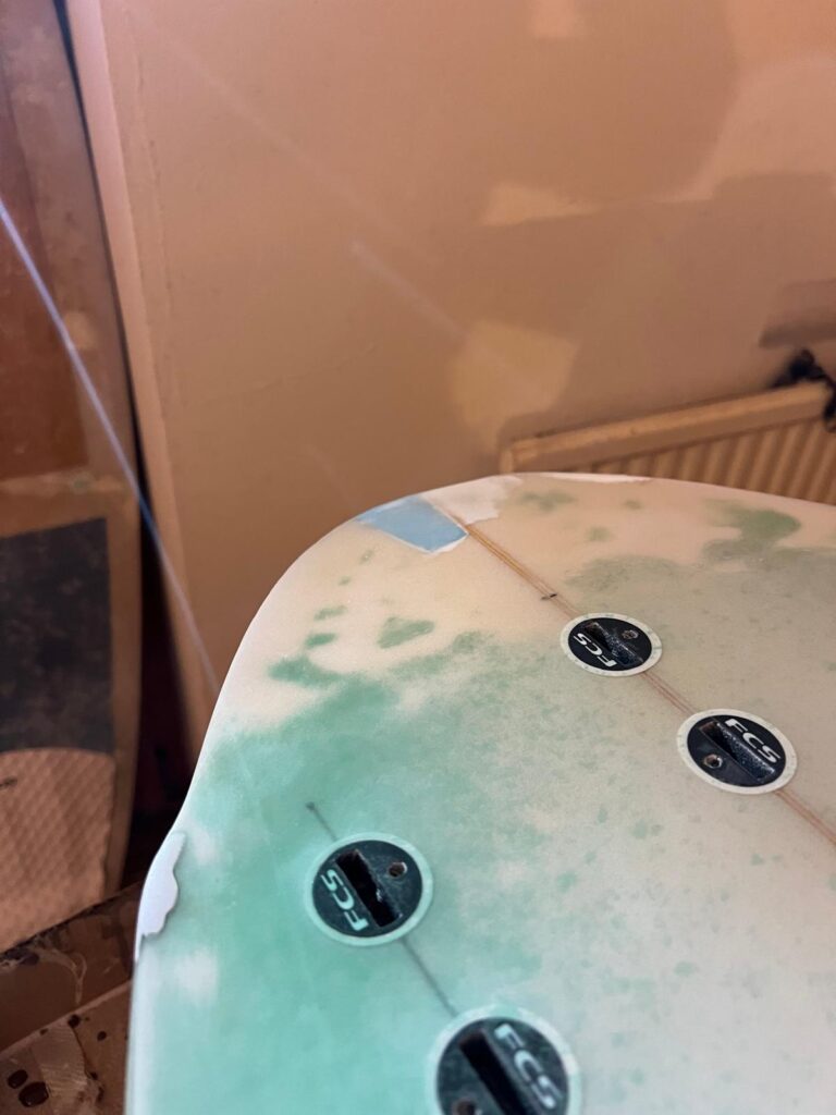 Tail Repair bei einem Surfboard.