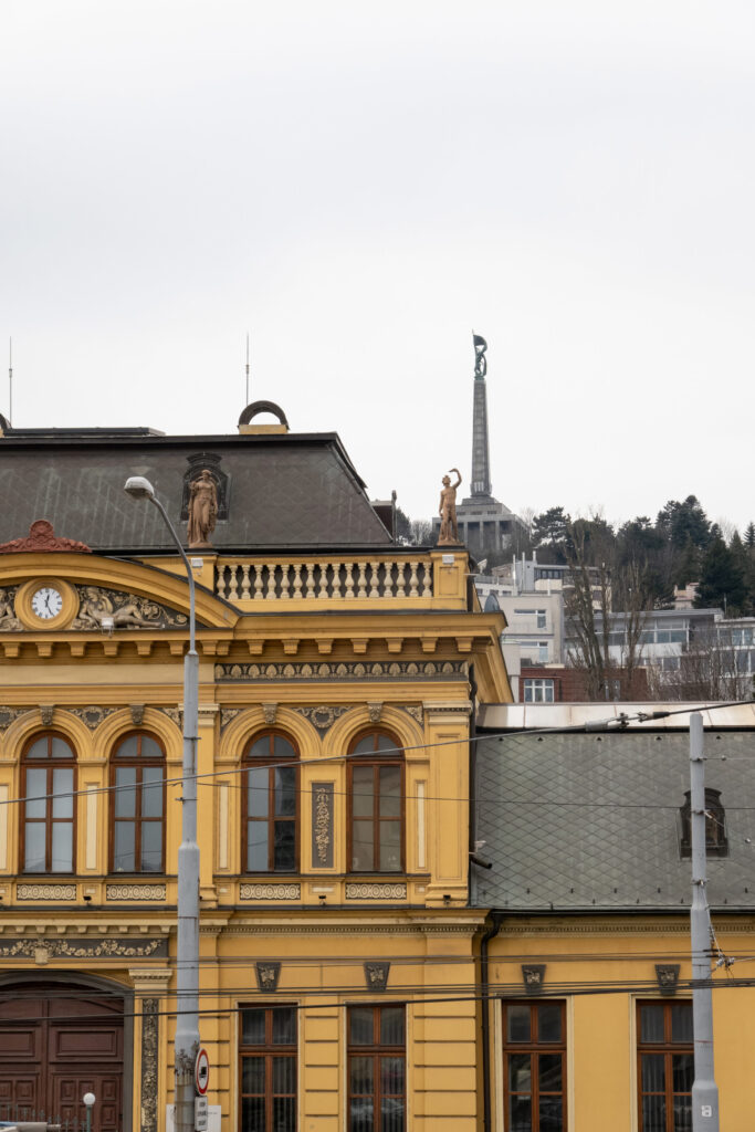 Architektur in Bratislava beim Fußweg vom Bahnhof in die Innenstadt