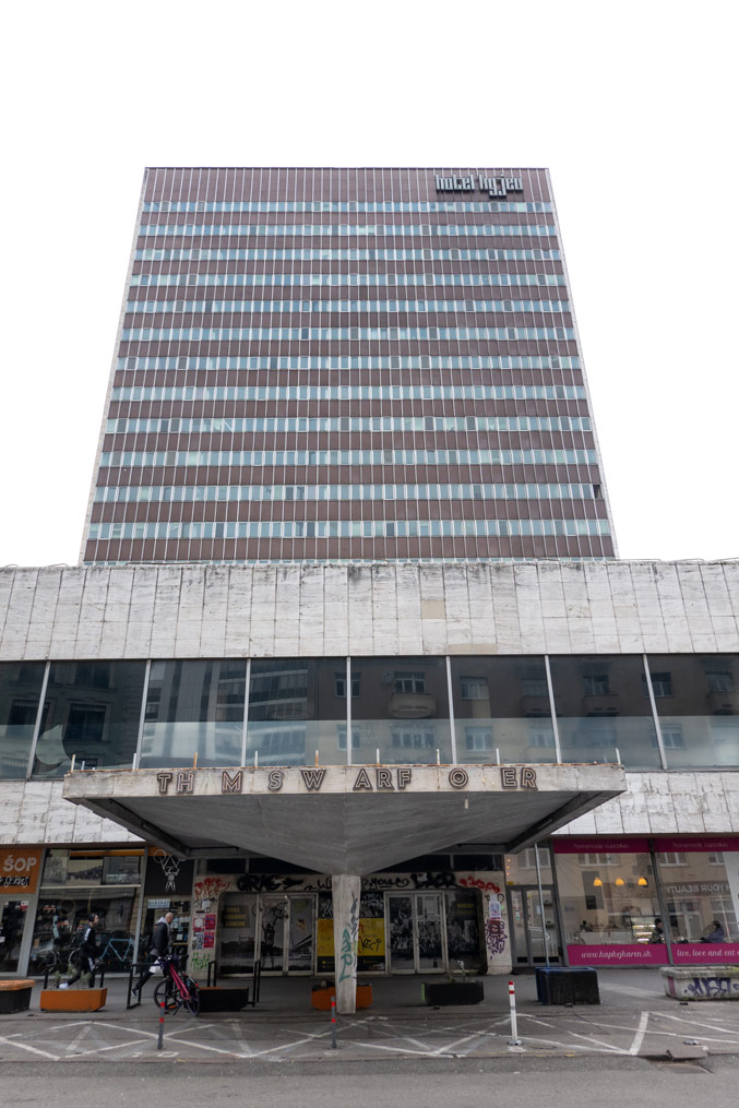 Der Haupteingang des Hotel Kyjev in Bratislava