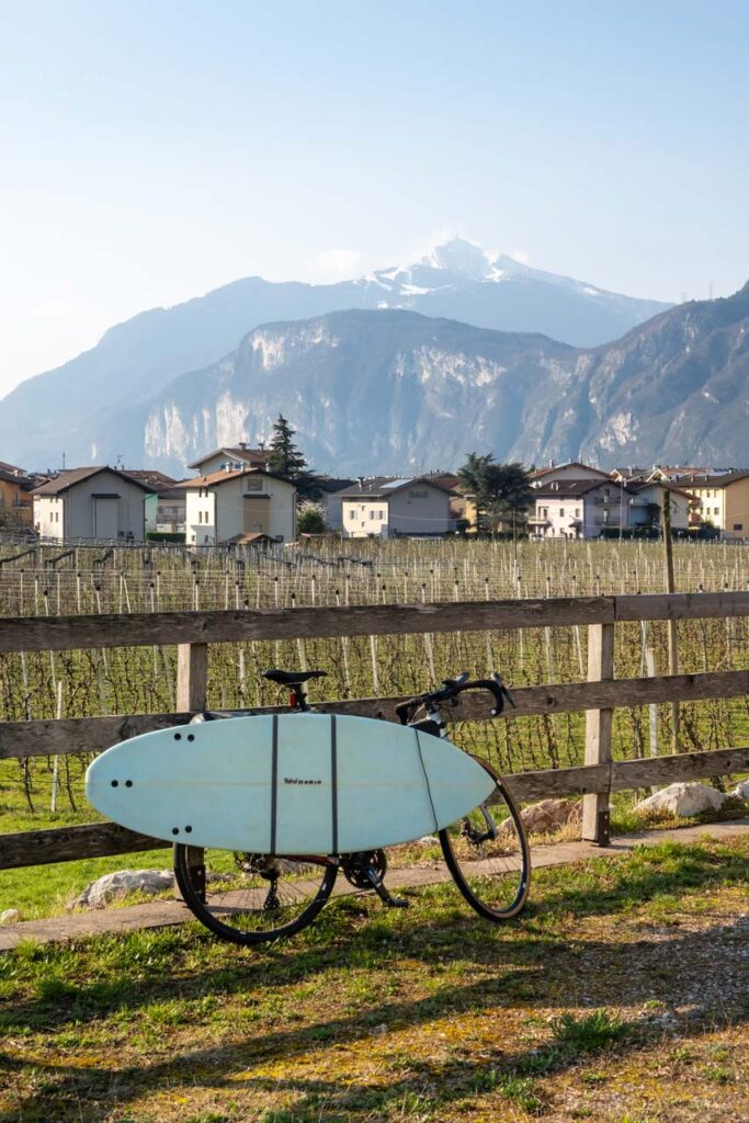 Etschtalradweg mit dem Gravelbike und dem Surfboard im Frühling bie einer Alpenüberquerung