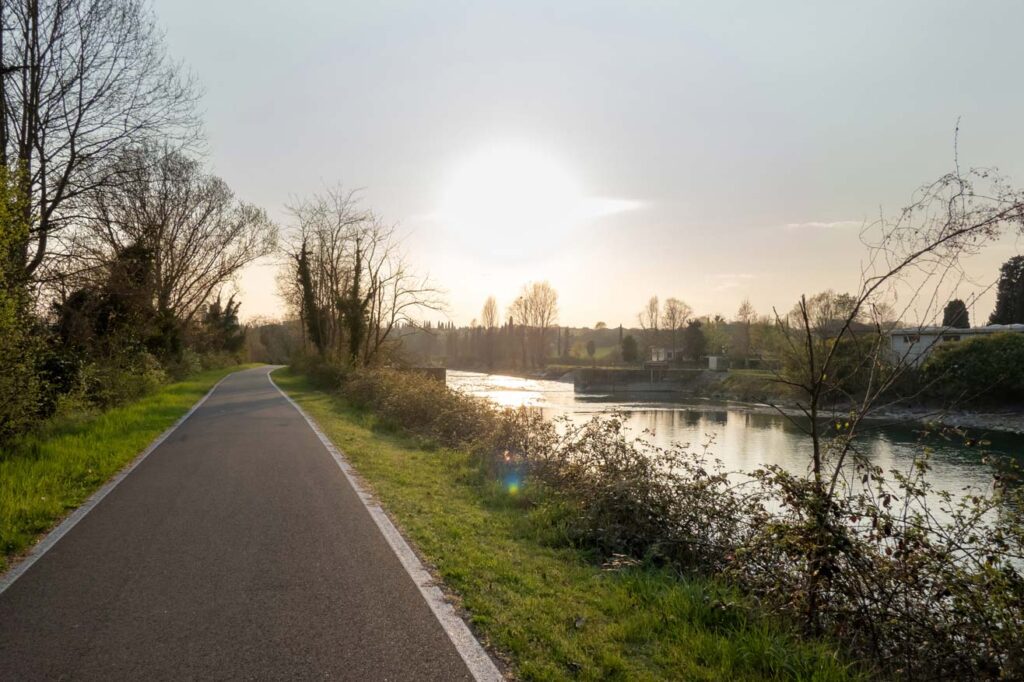 Radweg entlang des Mincio mit einem Sonnenuntergang südlich des Gardasees