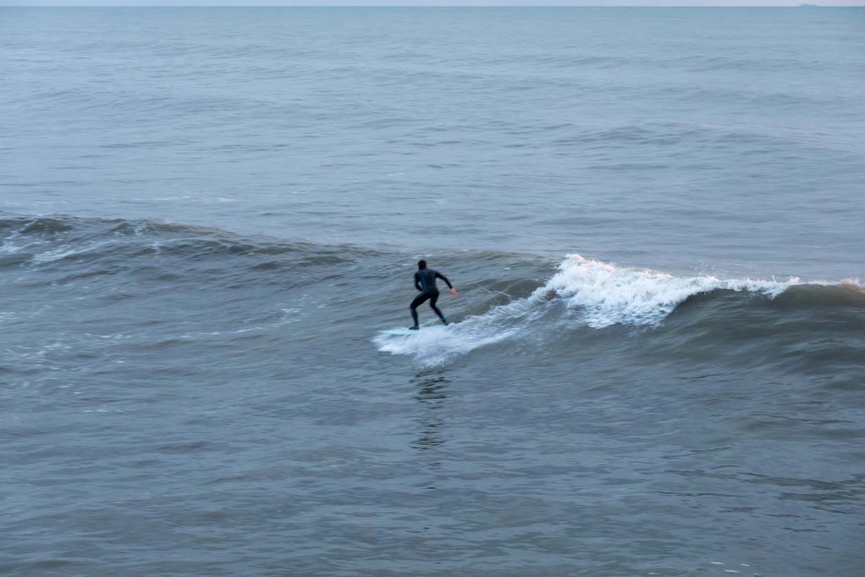 Surfen in Fortei de Marmi in der Toskana nach einer Bikepackingtour.
