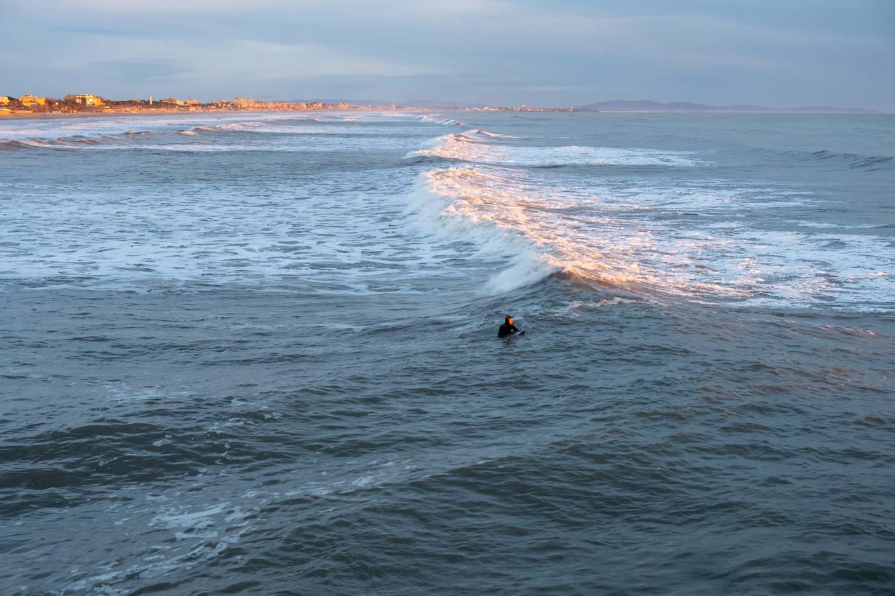 Wellenreiten in der Toskana bei einem Surfbikepacking-Trip