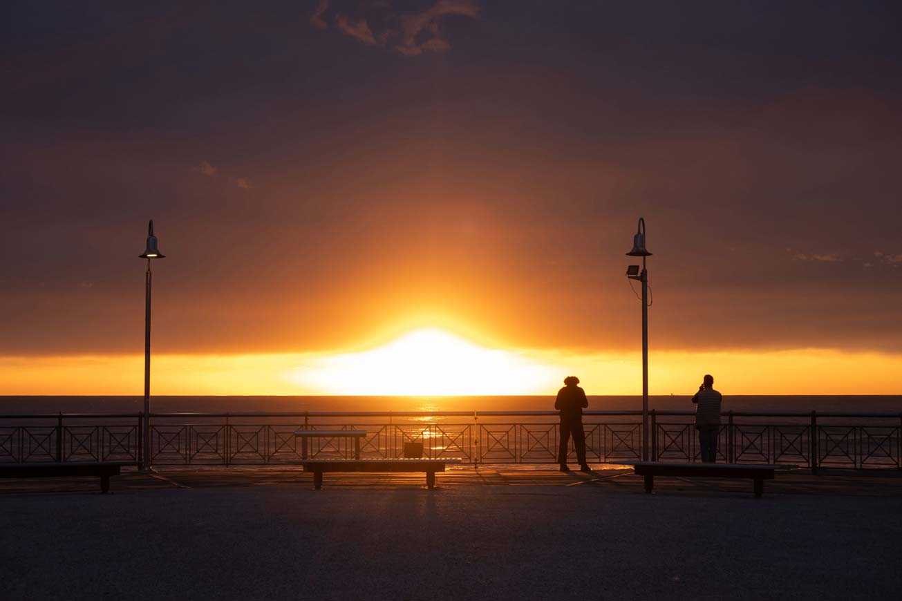 Am Pier von Pietrasanta in der Toskana bei Sonnenuntergang.
