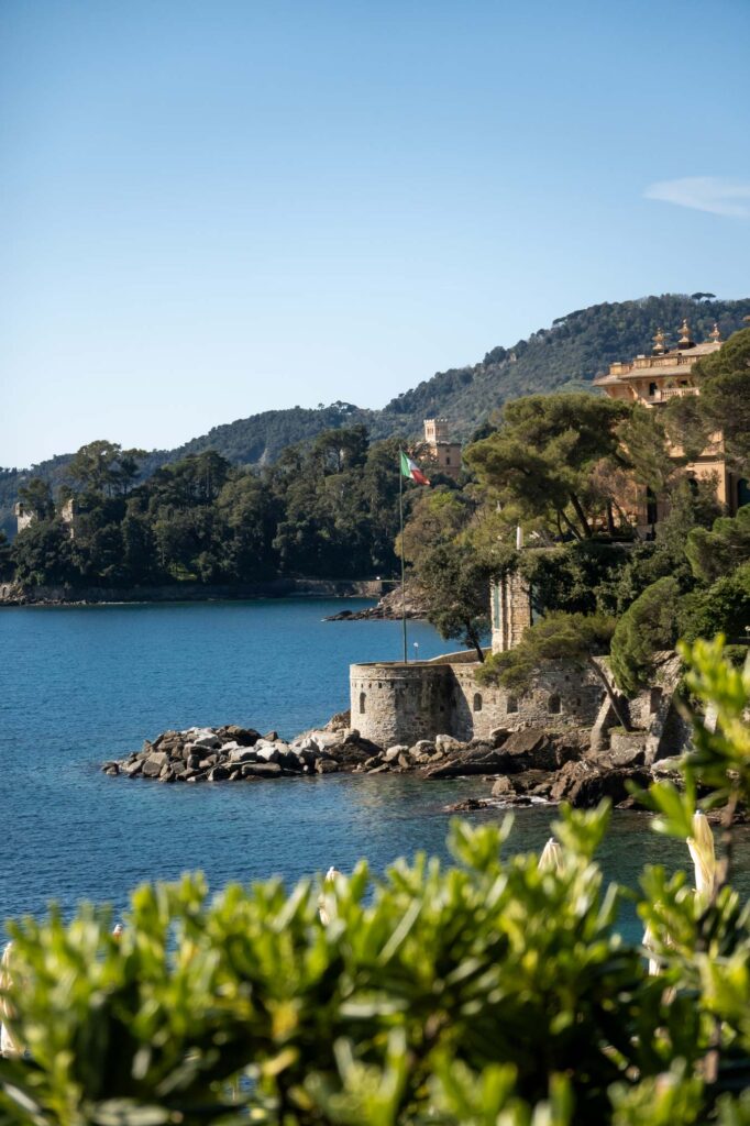 Blick auf die Küste zwischen Rapallo und Portofino in Ligurien.