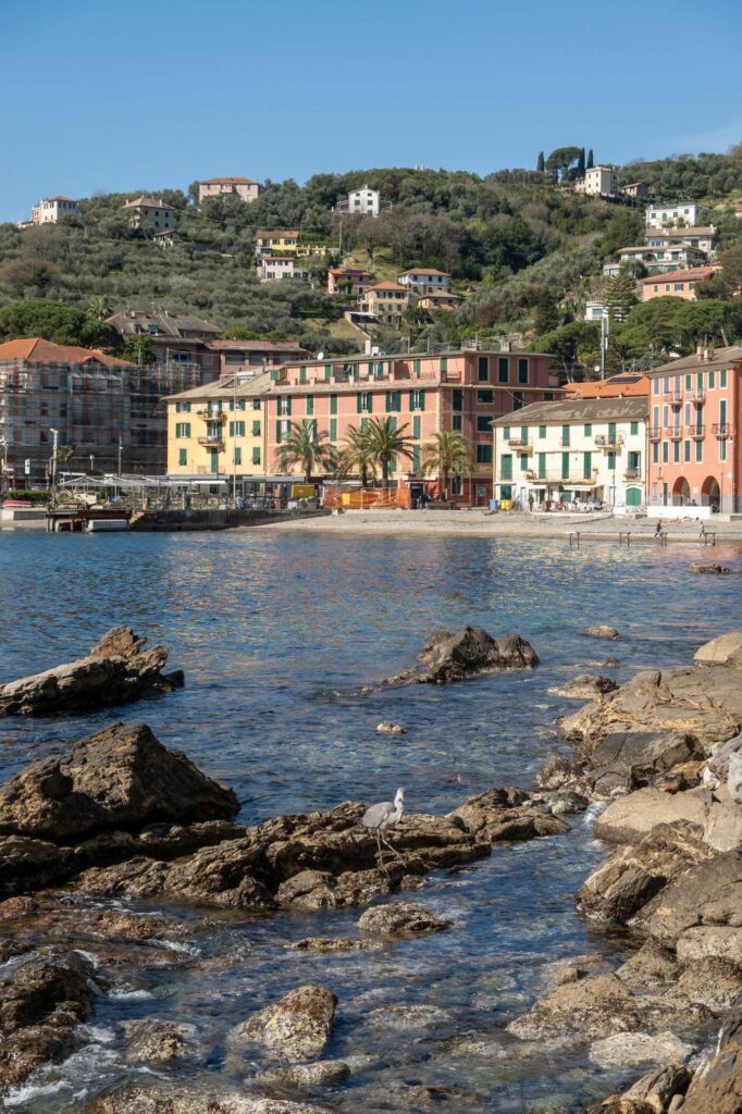 Eine kleine Bucht mit Häusern in Santa Margherita Ligure.