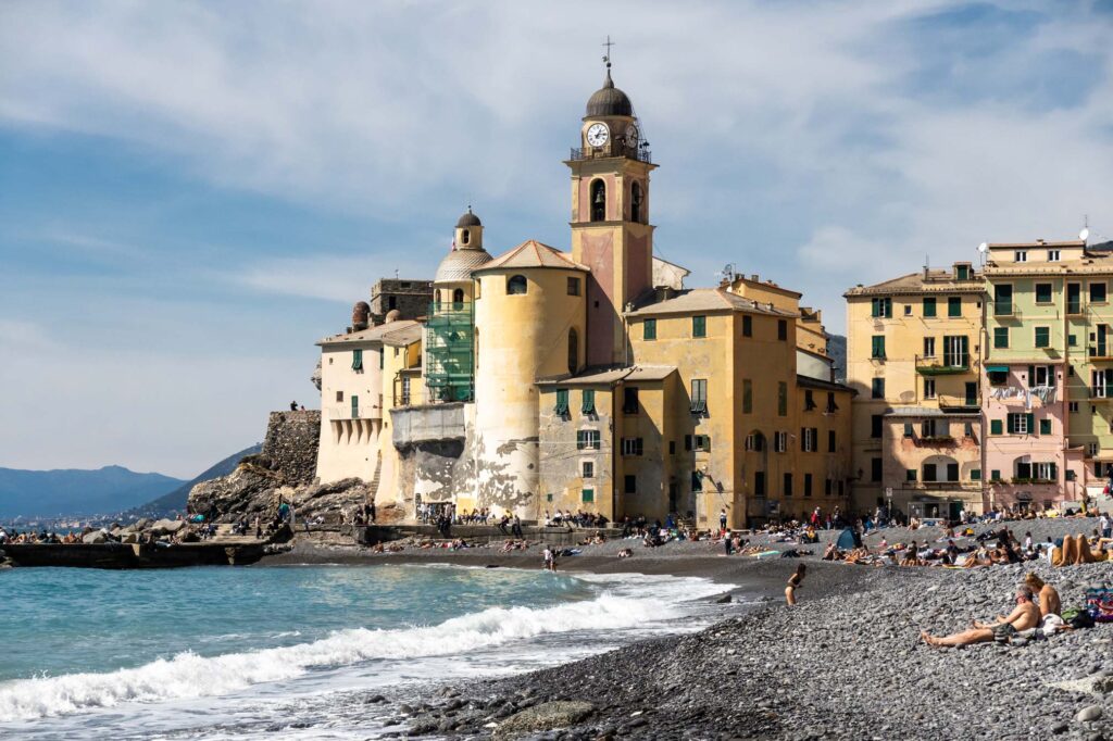Blick auf die Kirche und die Küste von Camogli 
