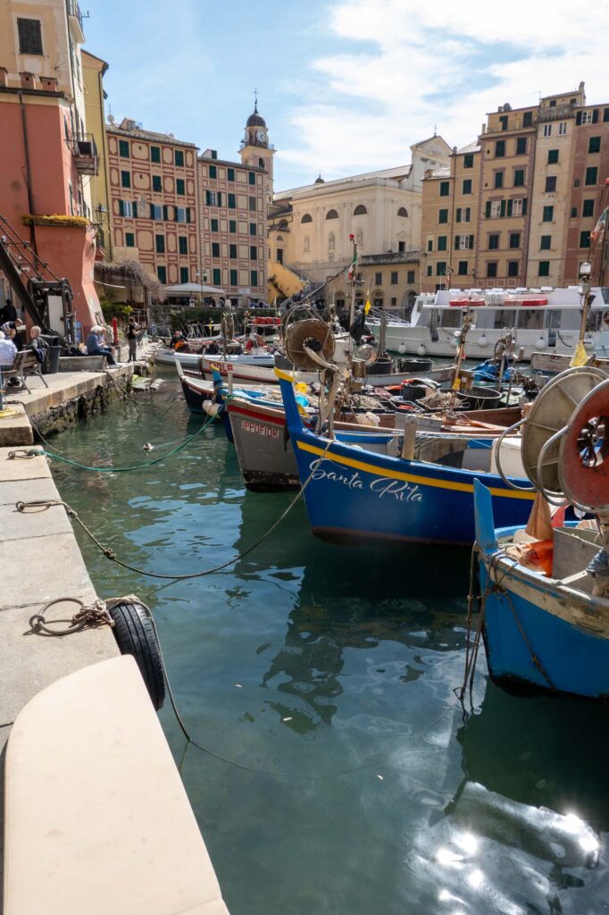 Der Hafen von Camogli mit kleinen Fischerbooten in Ligurien.