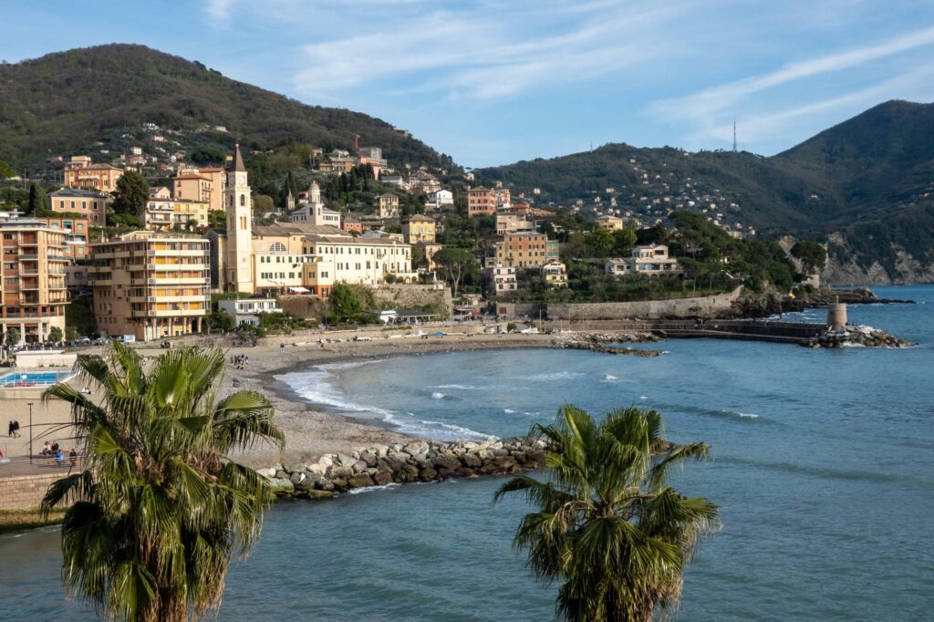 Der Strand vor Recco mit einer kleinen Bucht und Palmen.