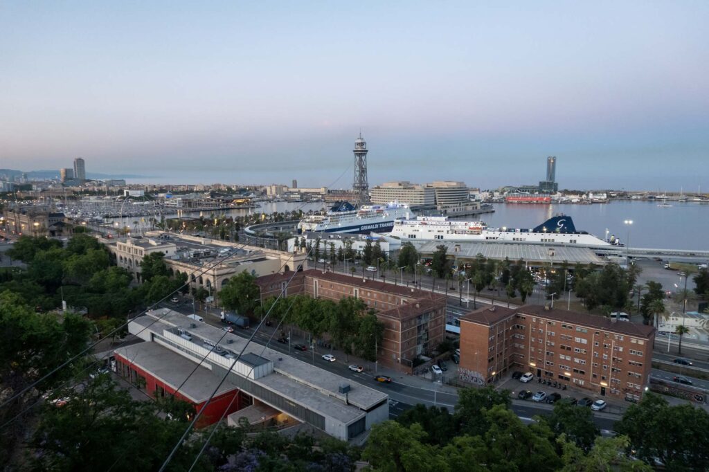 Der Blick auf den Hafen von Barcelona mit der Seilbahn im Vordergrund.