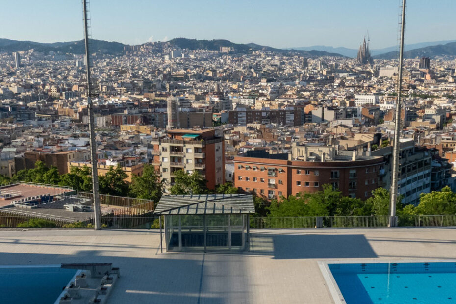 Das Schwimmbad am Montjuic (Piscina Municipal de Montjuïc) mit blick auf die Stadt.