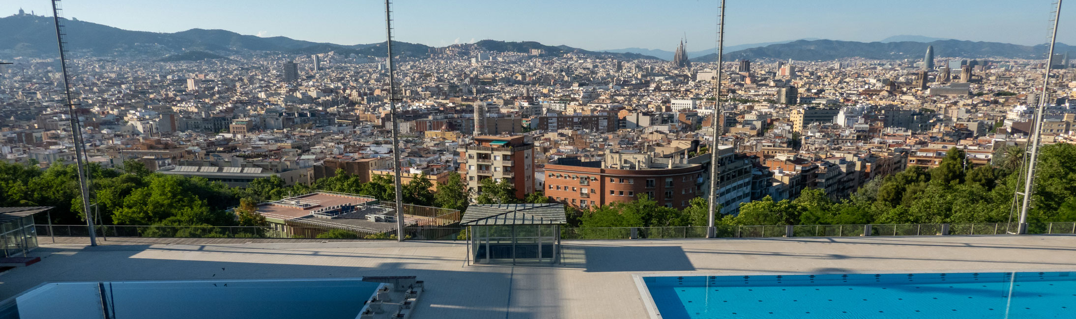 Das Schwimmbad am Montjuic (Piscina Municipal de Montjuïc) mit blick auf die Stadt.