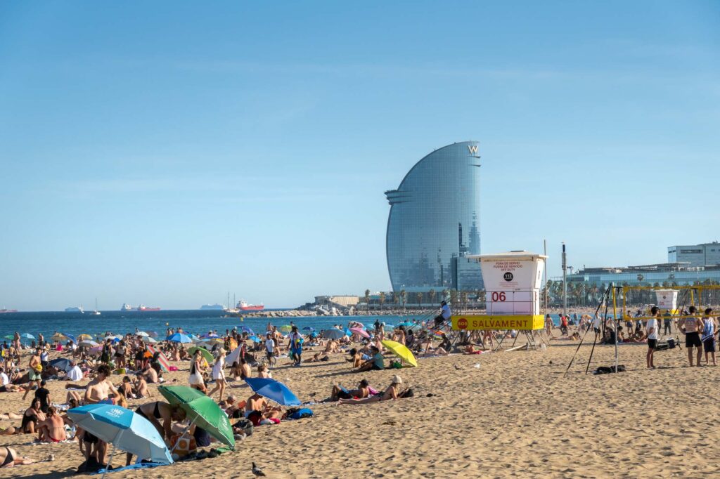 Der Strand von Barcelona mit Blick auf das Hotel Vela.