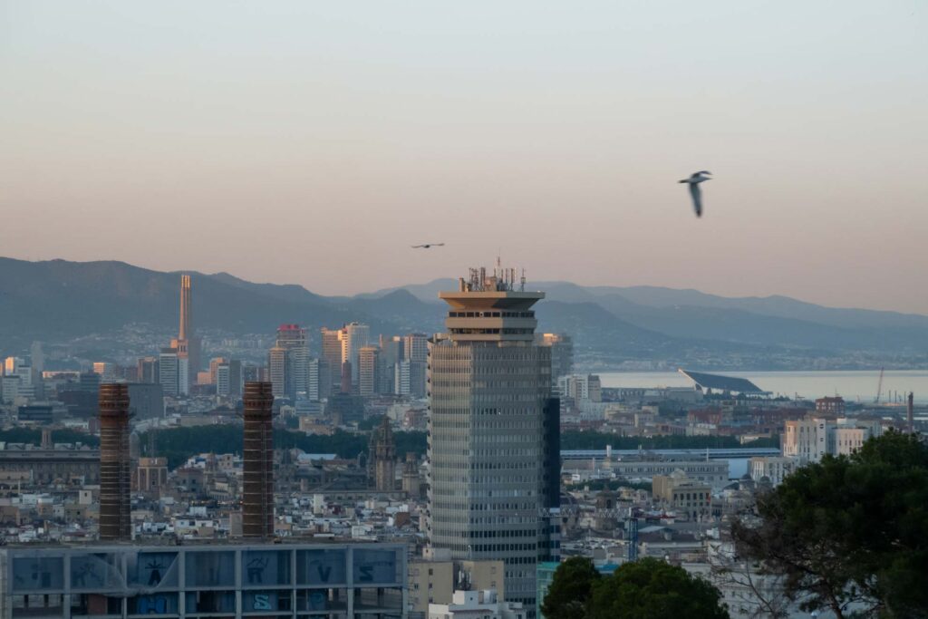 Abendstimmung über Barcelona mit Blick auf das große Solarpanel.