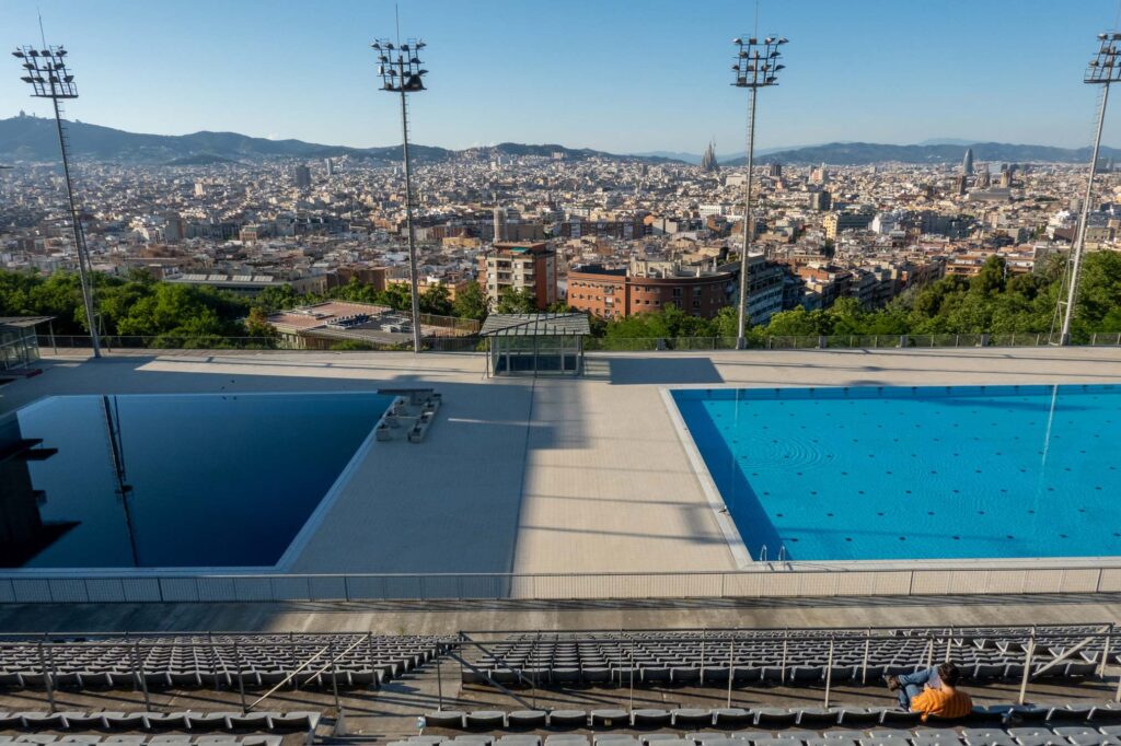 Das Schwimmbad am Montjuic (Piscina Municipal de Montjuïc) mit blick auf die Stadt.