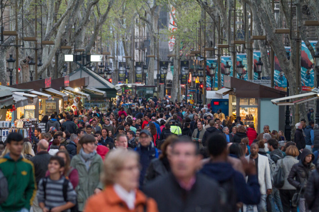 Menschenmassen auf der Rambla in Barcelona im Winter.