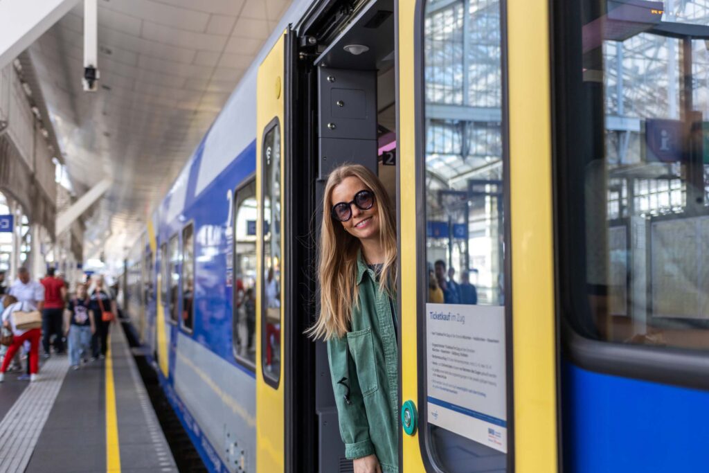 Ankommen in Salzburg mit dem Deutschlandtickt und der Bahn am Bahnhof.