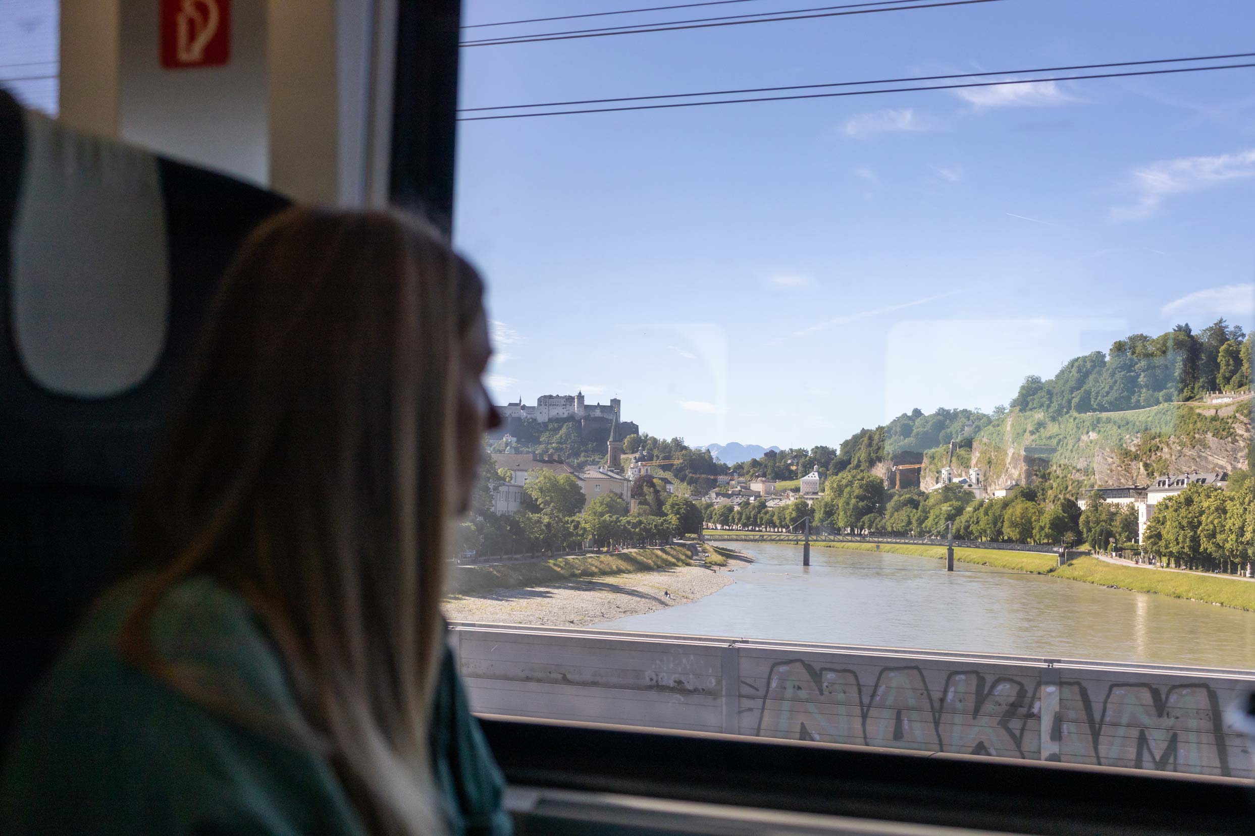 Fahrt mit dem Deutschland-Ticket über die Salzach nach Salzburg.